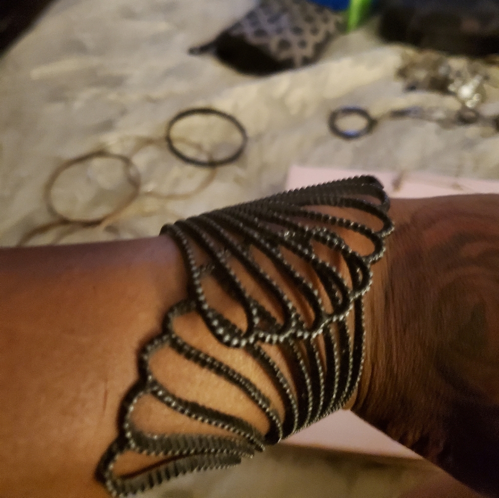 Beautiful bracelet. Can be worn up or down!
